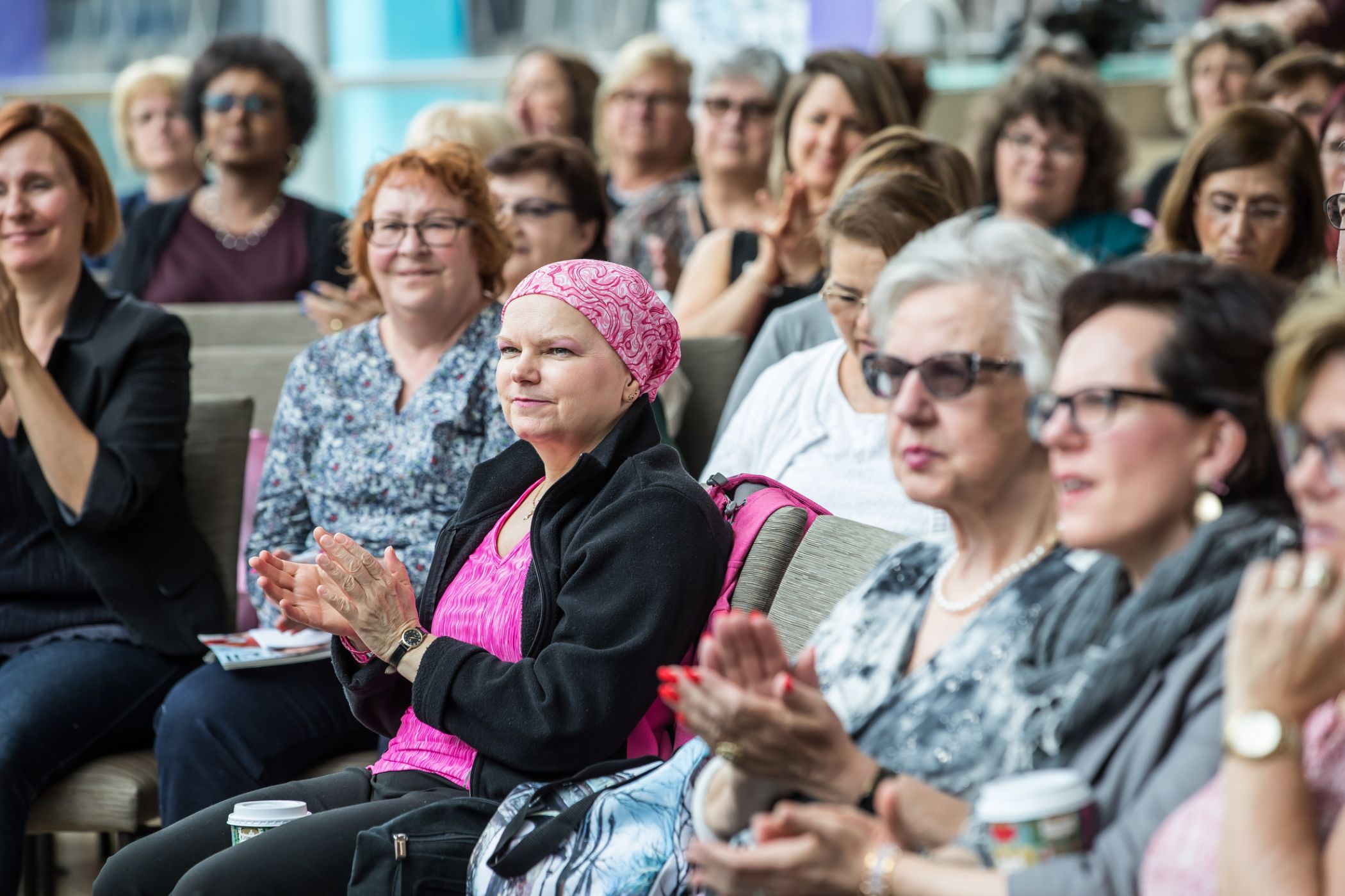 La foule qui écoute le forum.