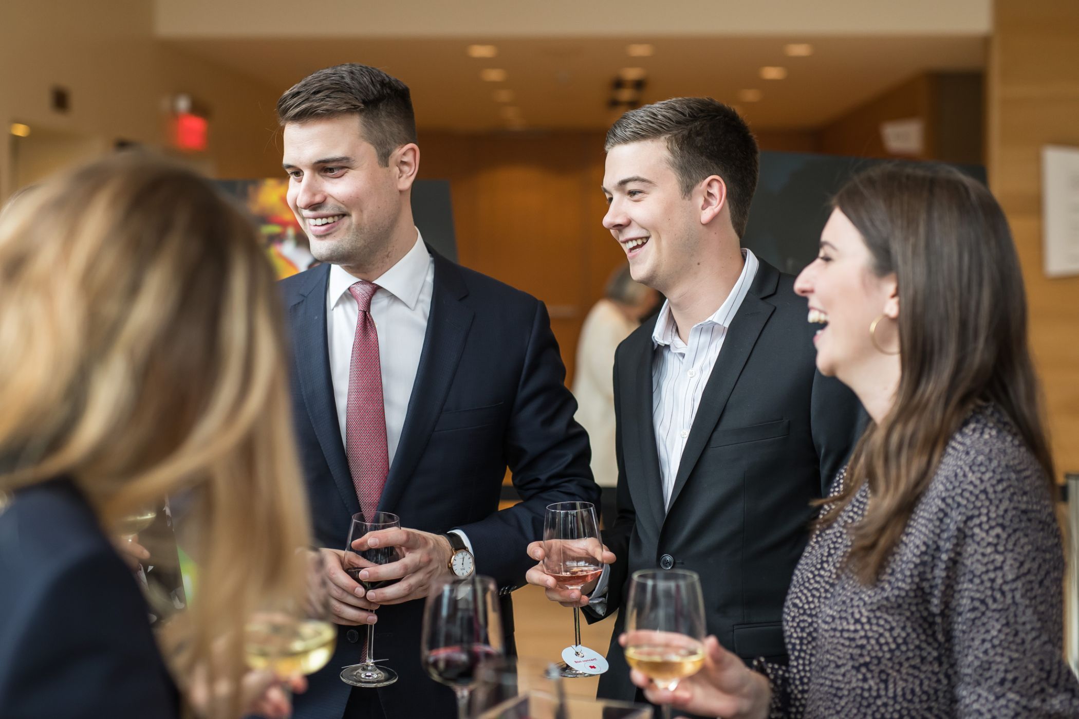 Les invités s'amusent.