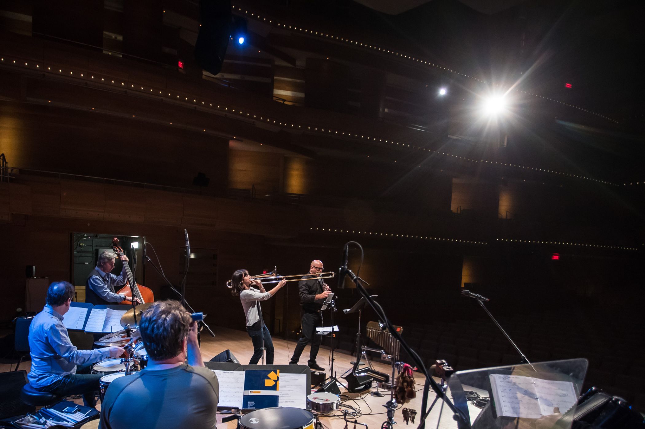 Pendant ce temps les musiciens font des tests pour le concert de la soirée.