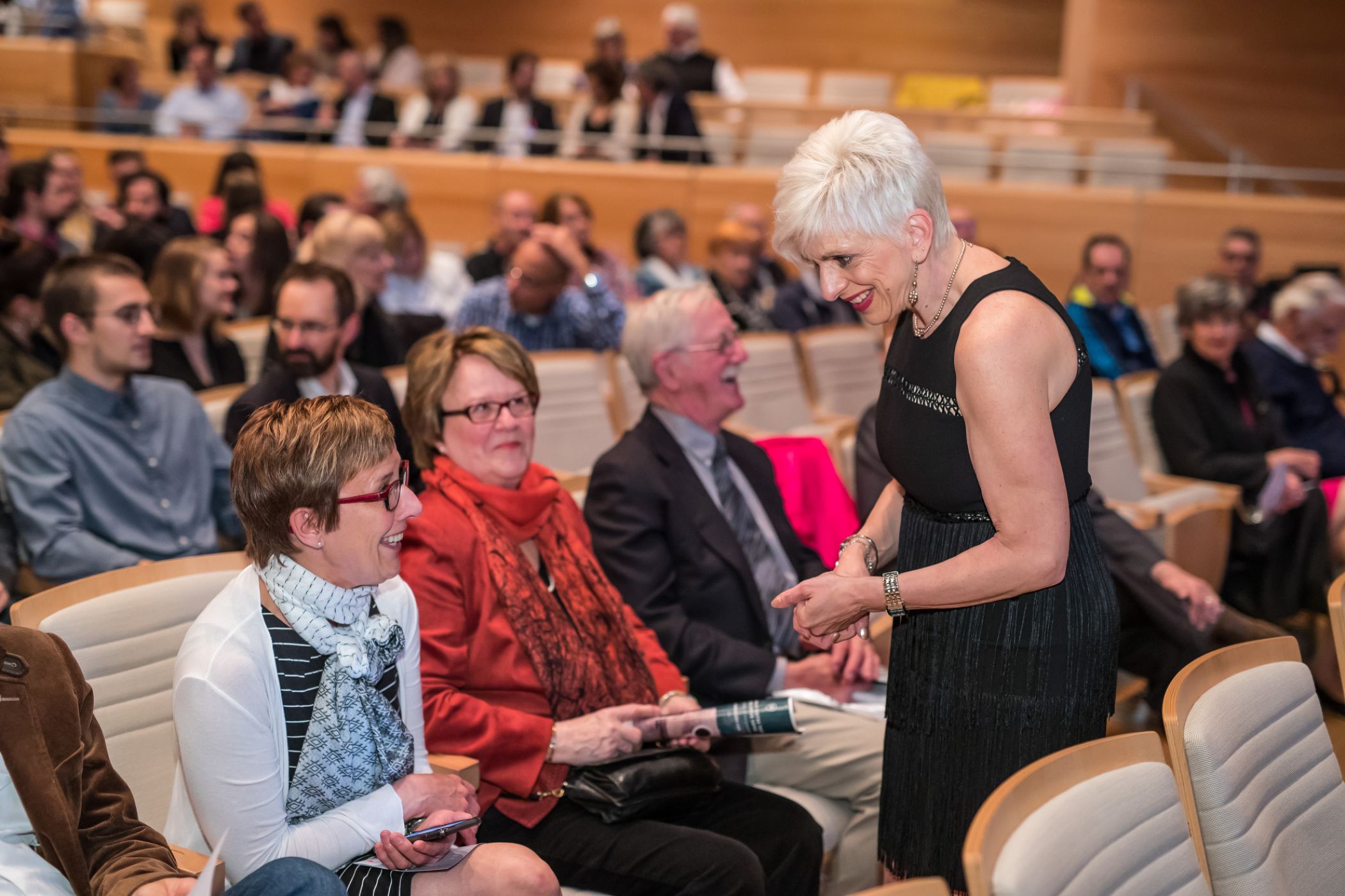 Les invités prennent place à l'OSM.