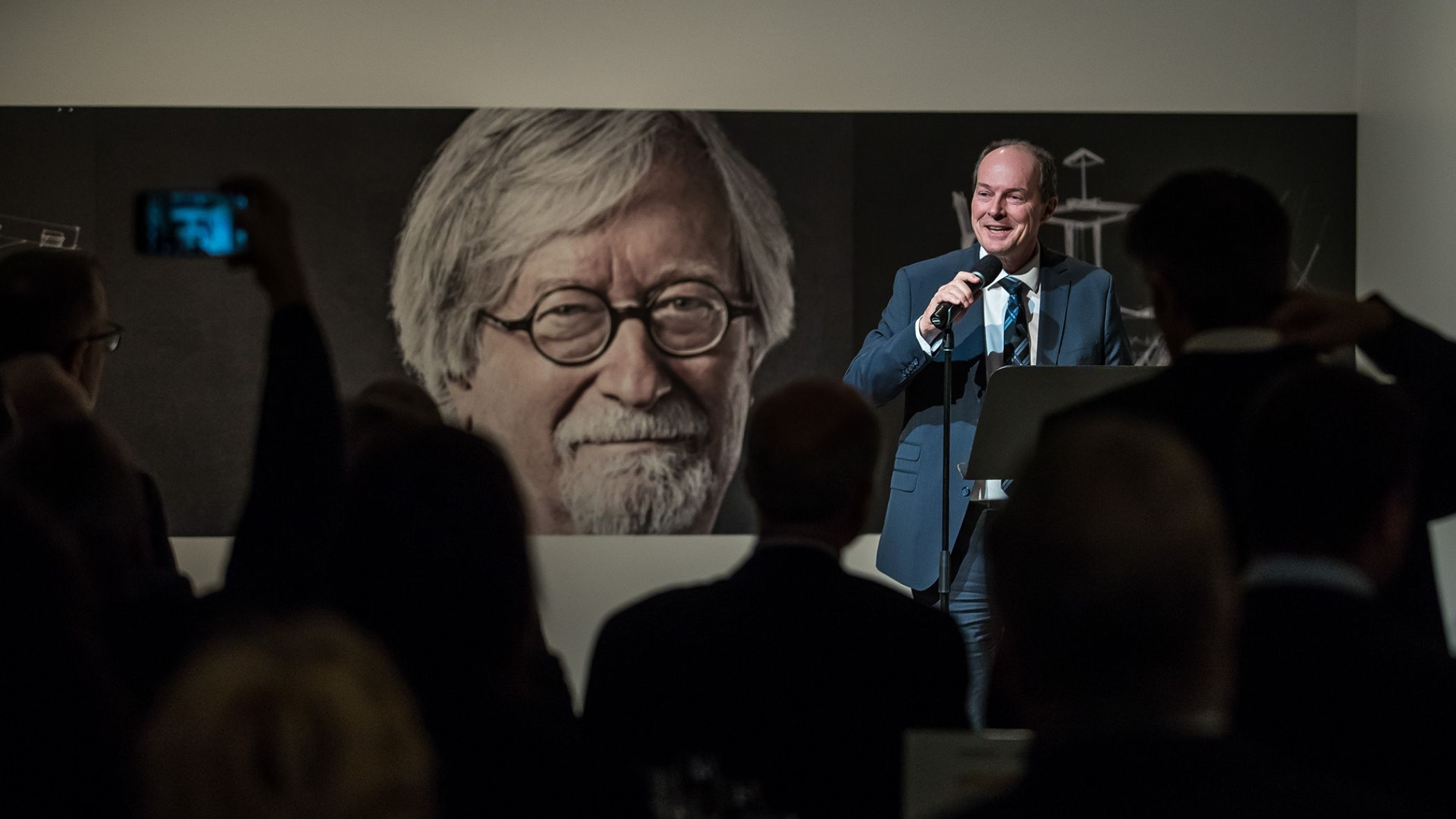 Lancement d'une exposition visuelle.