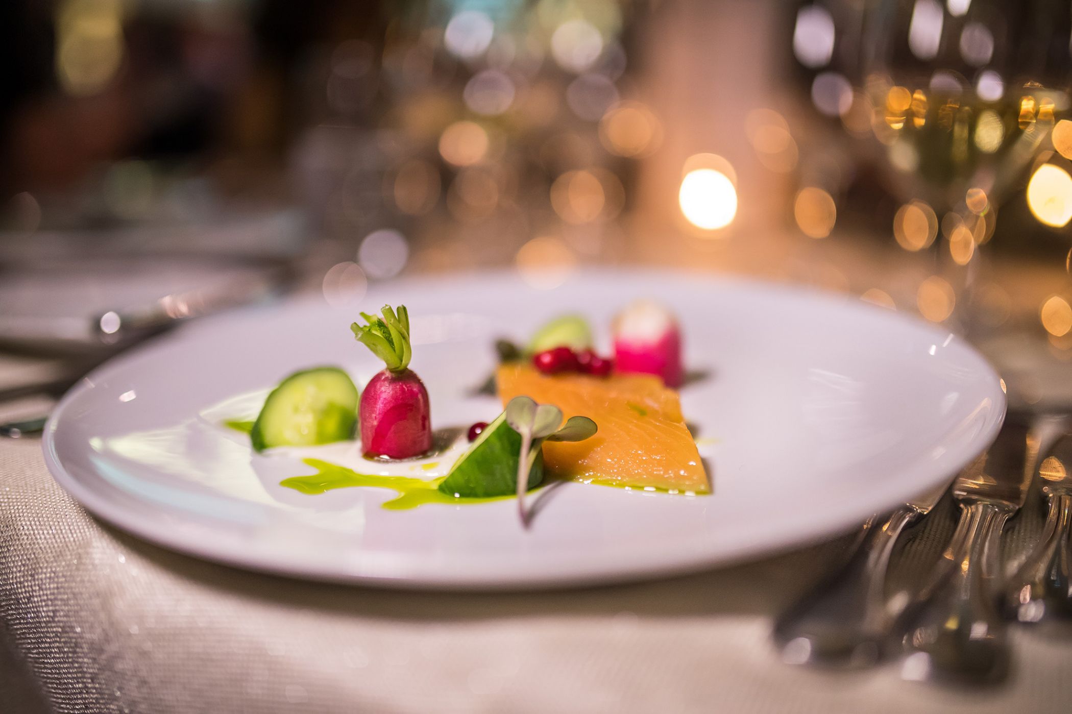 Délicieuse entrée de saumon lors d'un événement privé.