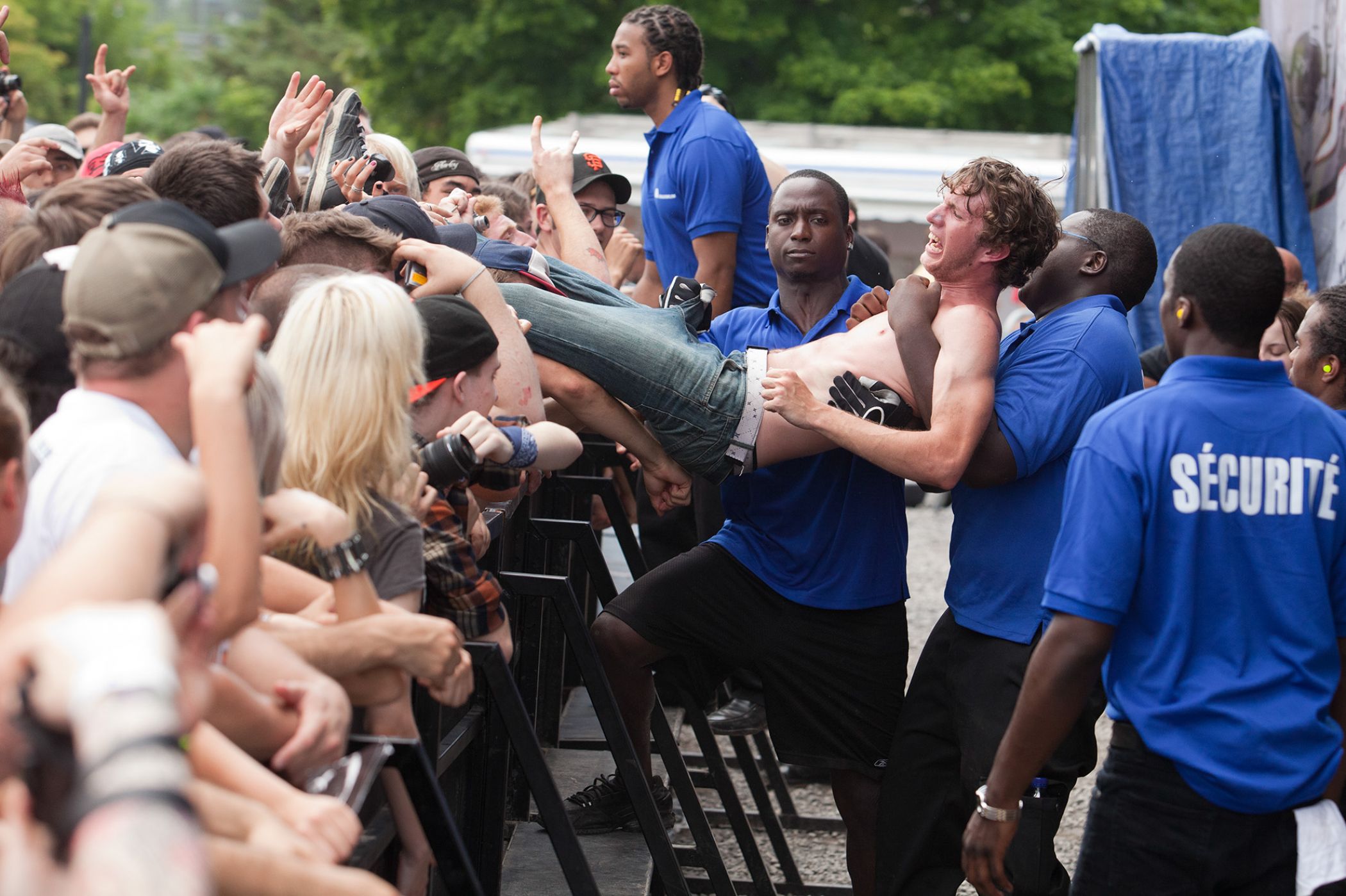 Un des participants se fait sortir par la sécurité.