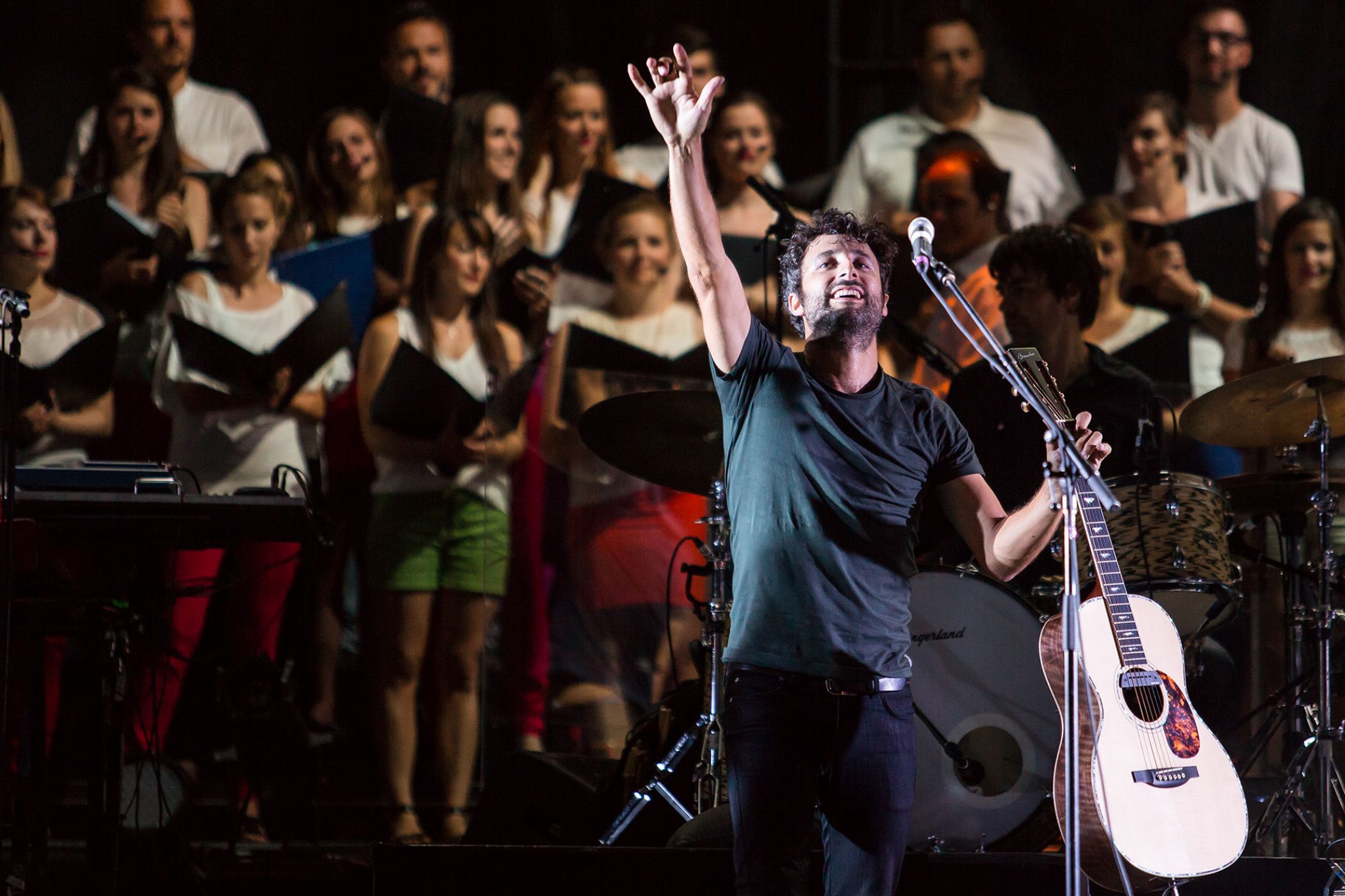 accompagné par un orchestre symphonique