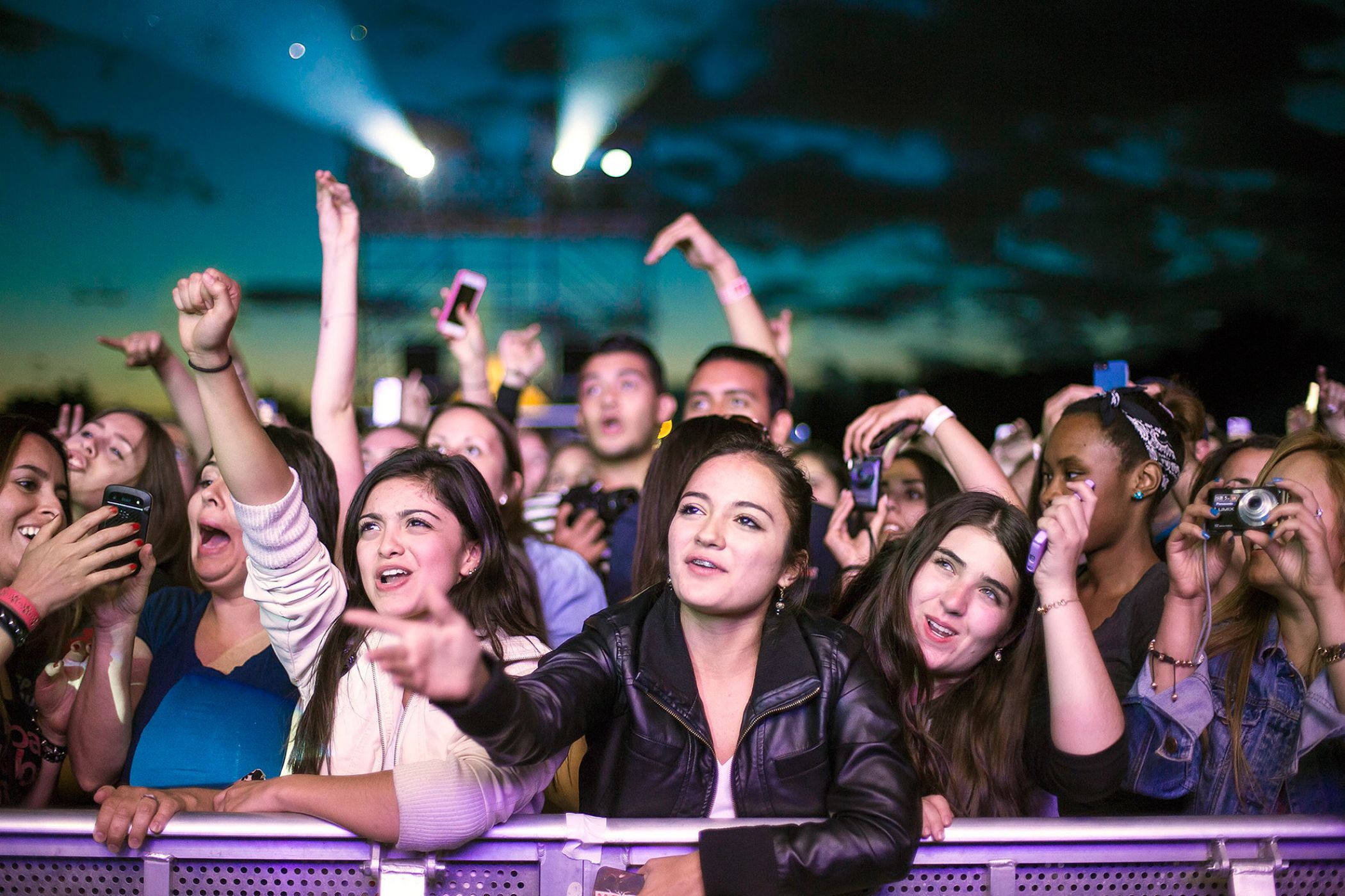 en extases devant leur artiste préféré